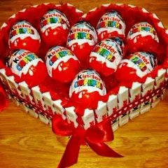 Jak zrobić tort ze słodyczy Kinder, który zachwyci każdego smakosza