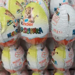 Ile kosztuje kinder niespodzianka w biedronce? Zaskakujące ceny i promocje!