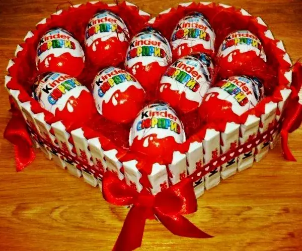 Jak zrobić tort ze słodyczy Kinder, który zachwyci każdego smakosza