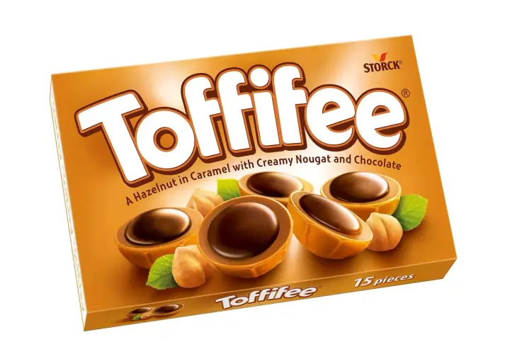 Pudełko Toffifee Storck z orzechami laskowymi, karmelem i czekoladą.