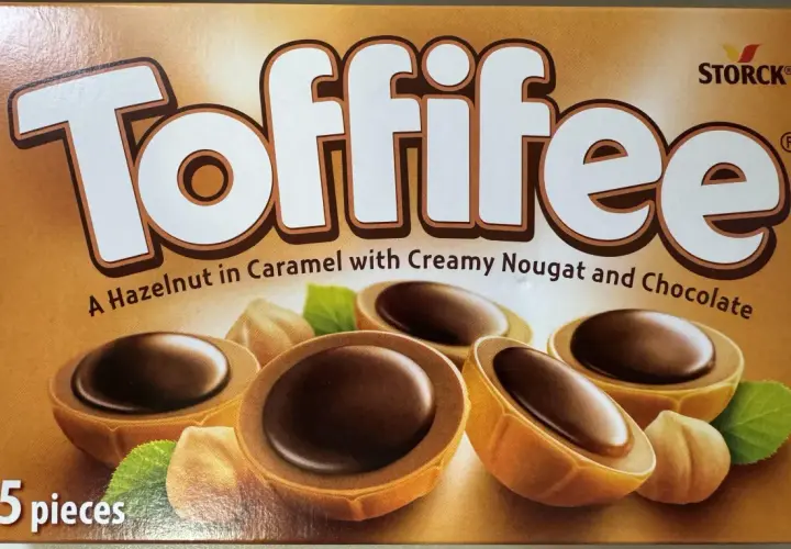 Pudełko Toffifee z orzechami laskowymi, karmelem i czekoladą.