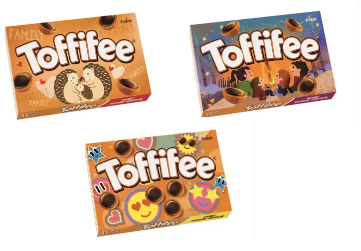 Trzy opakowania Toffifee z różnymi grafikami: jeże, ognisko z ludźmi, emotikony.