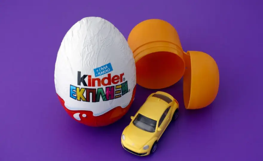 Co naprawdę kryje się w dużej kinder niespodziance? Zaskakujące zawartości!
