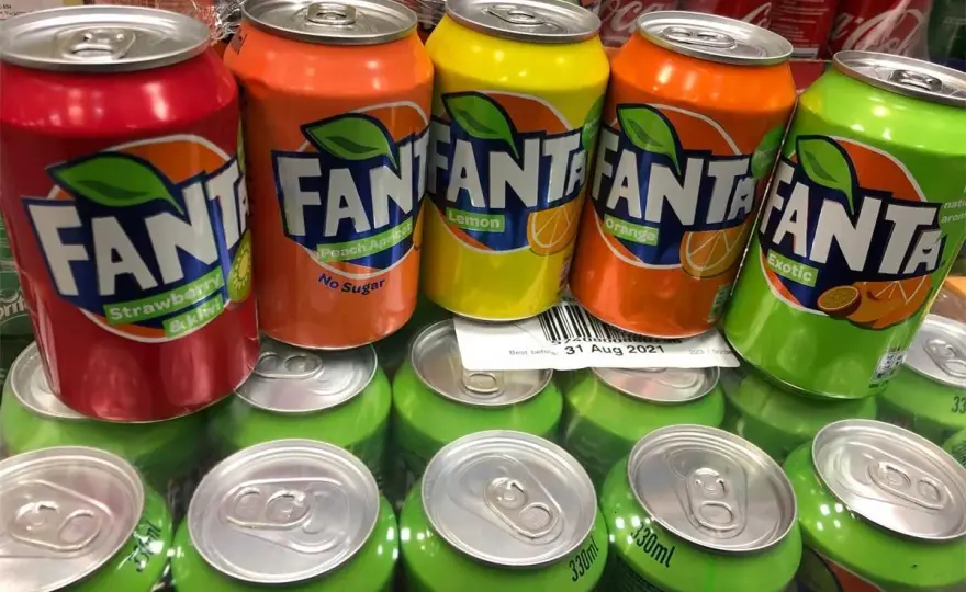 Jaki smak ma zielona fanta? Odkryj słodkie owoce w napoju