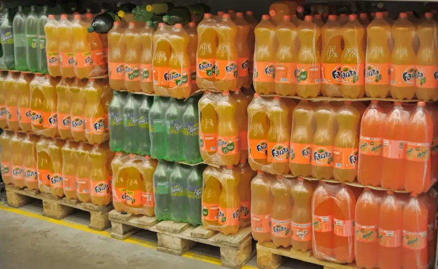 Mirinda czy Fanta - który napój ma mniej cukru i lepszy smak?
