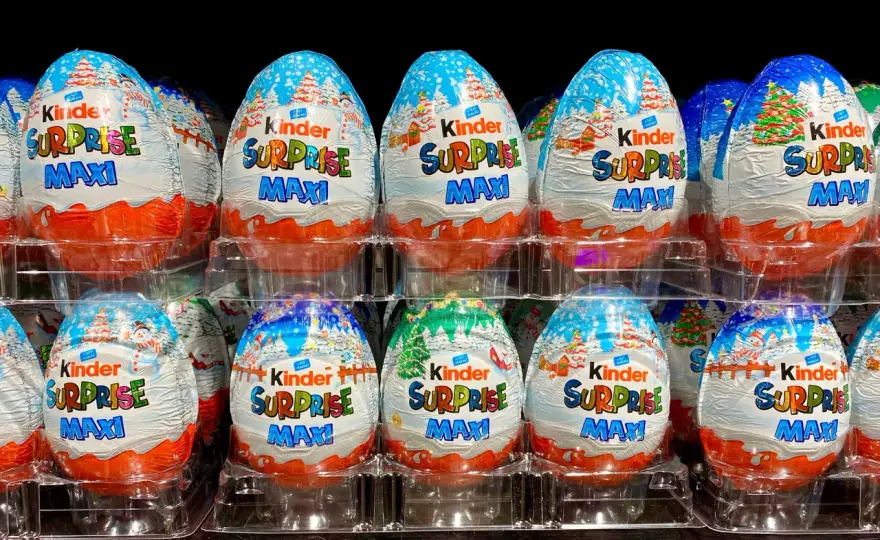Dlaczego kinder niespodzianka jest zakazana w USA? Oto niebezpieczeństwa