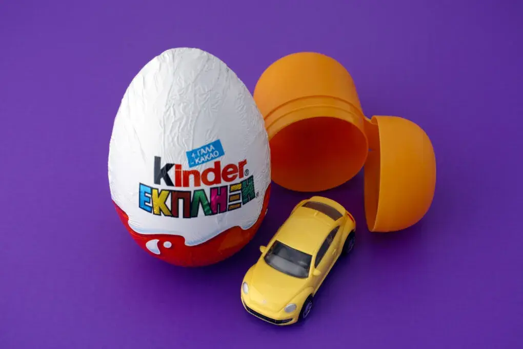 Co naprawdę kryje się w dużej kinder niespodziance? Zaskakujące zawartości!